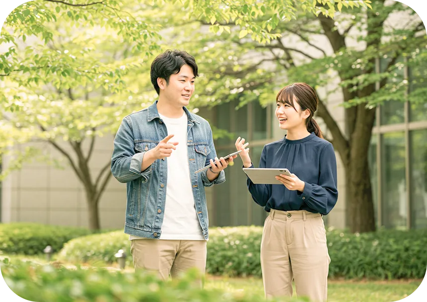 男性が飲み物を飲んでいる